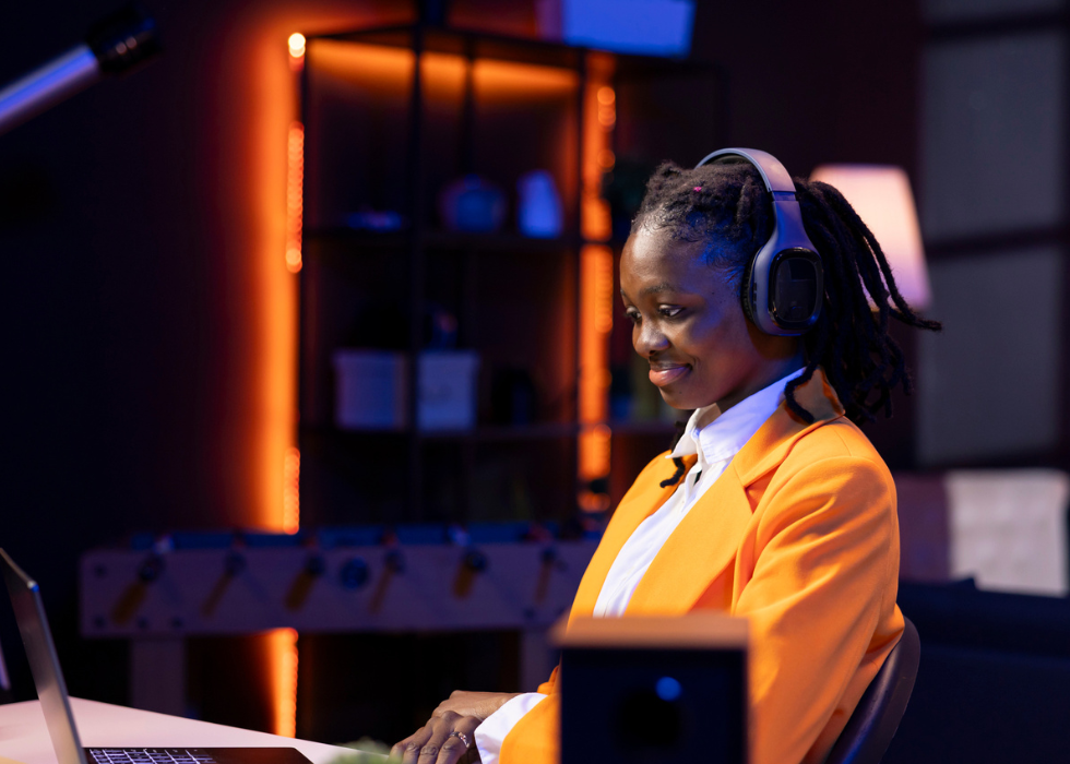 woman-looking-at-laptop