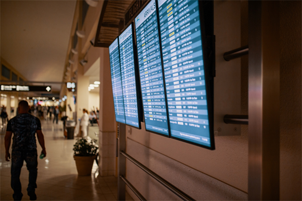 Sinalização digital no aeroporto | AVIXA